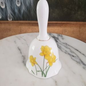 White Bell with Daffodils Flowers Design